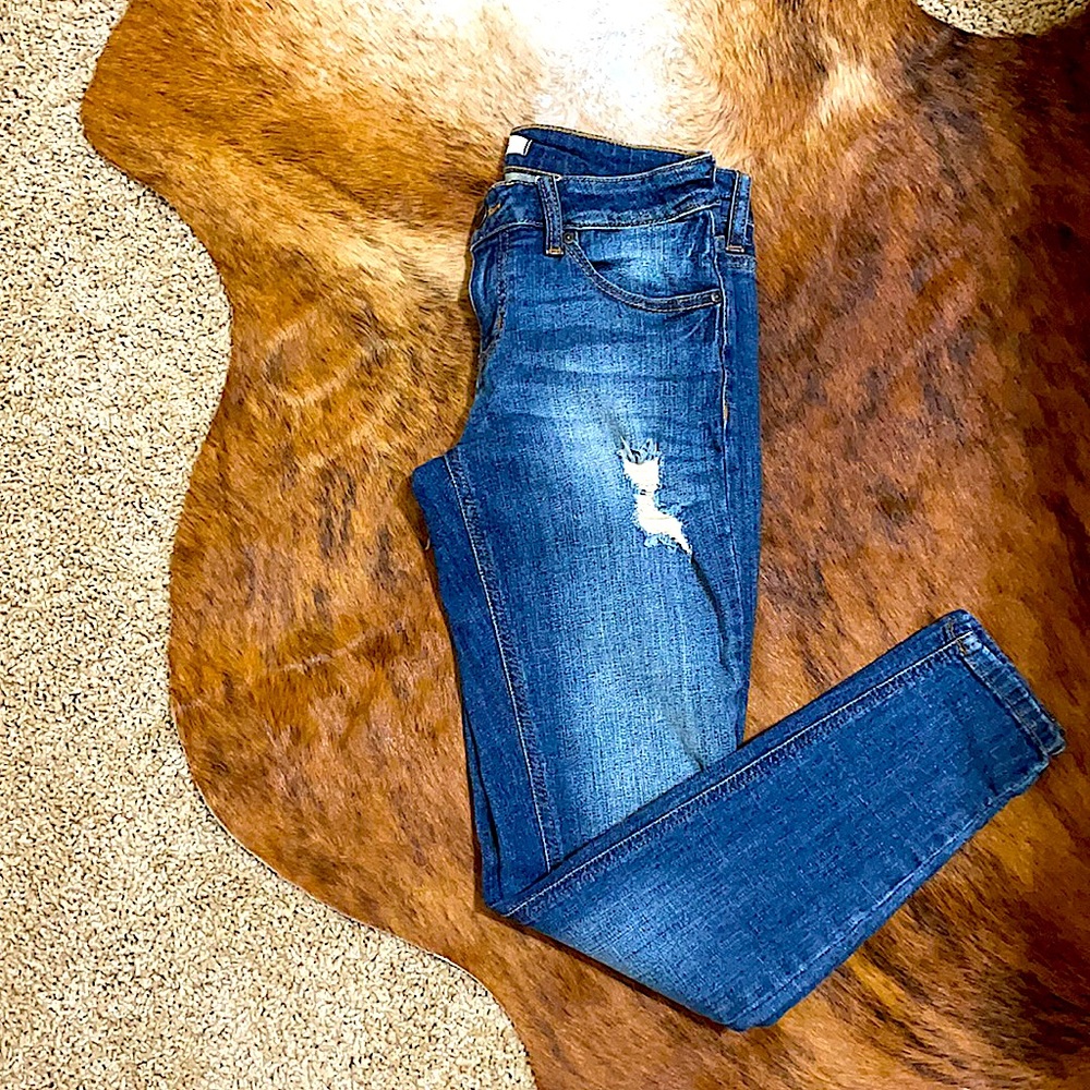 Size: 26 Ripped Zipper Skinny Denim Eunina Jeans